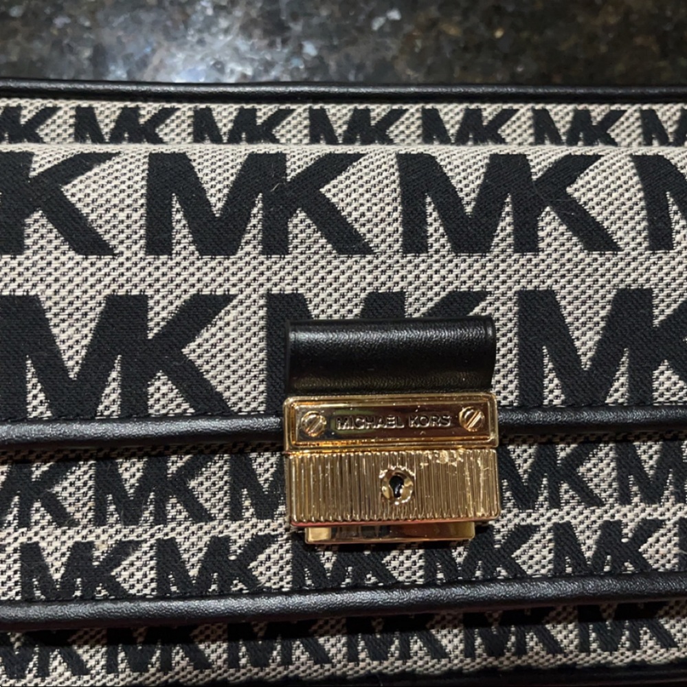 brand new Michael Kors shoulder bag asking $100 obo